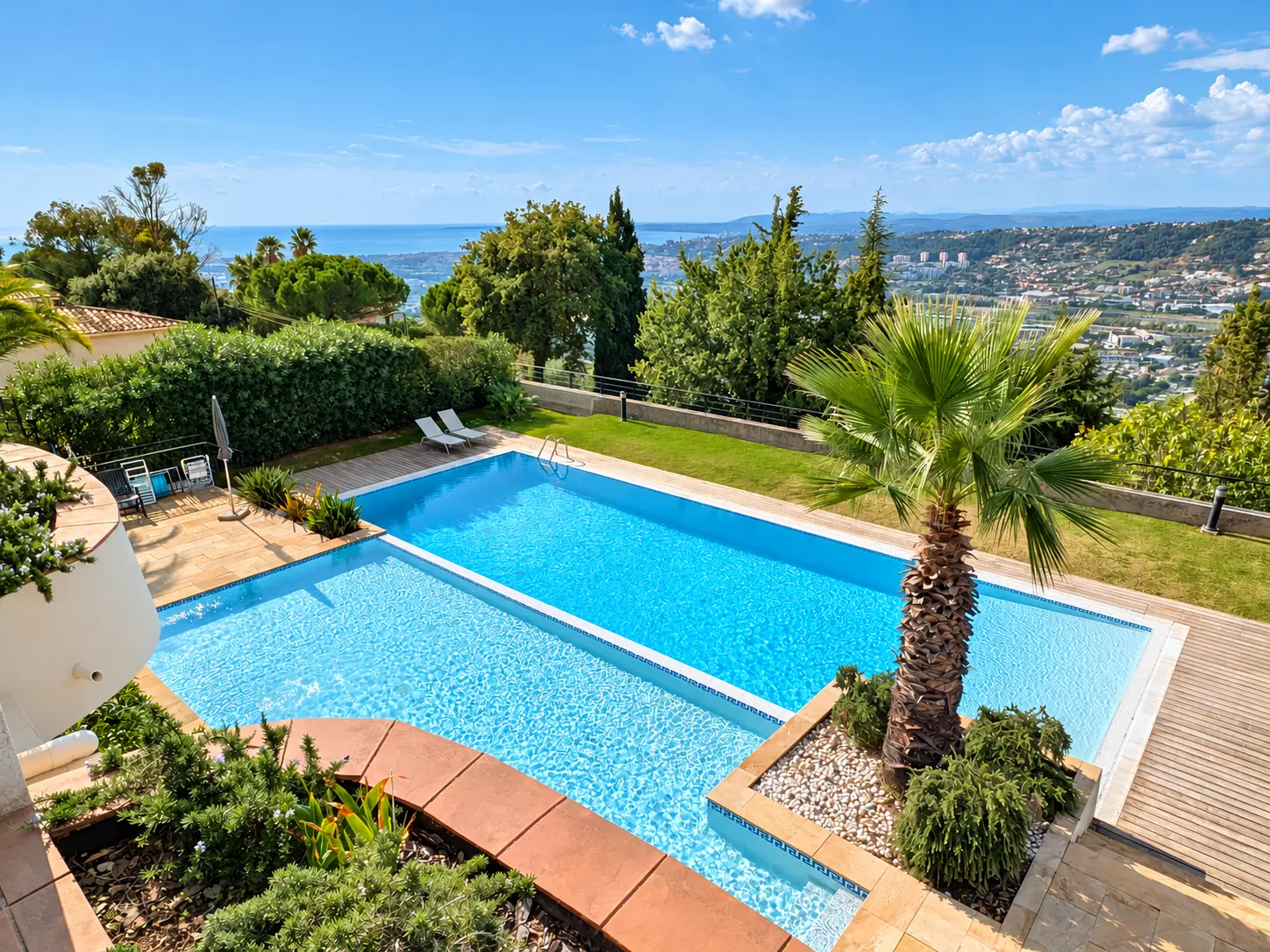 The communal pool, detail